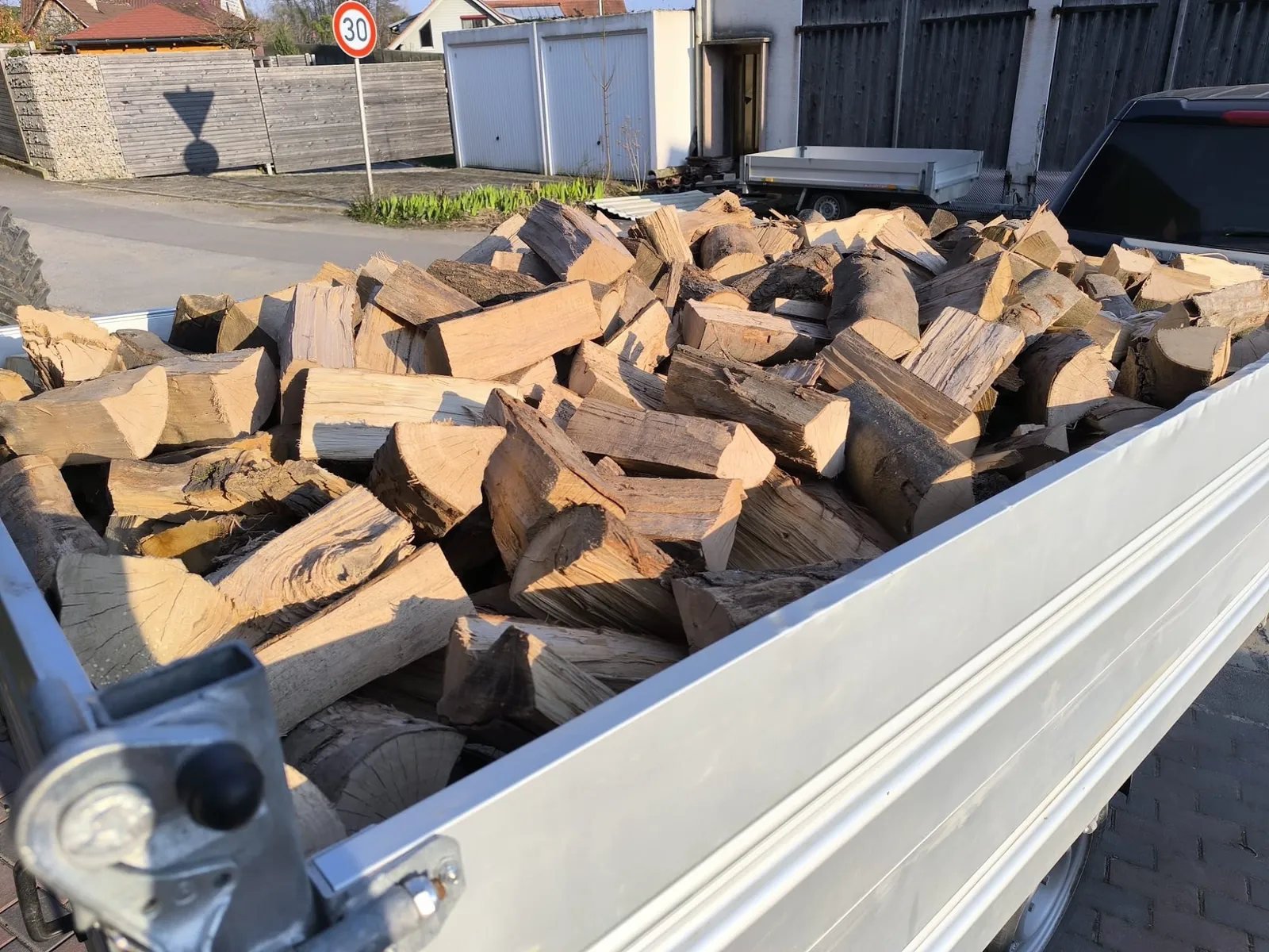 Voll beladener Anhänger mit gespaltenem Brennholz
